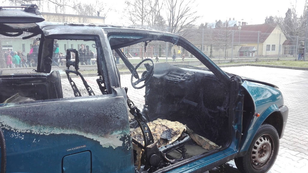 A kocsi belsejét felemésztették a lángok (31 / 29. kép)