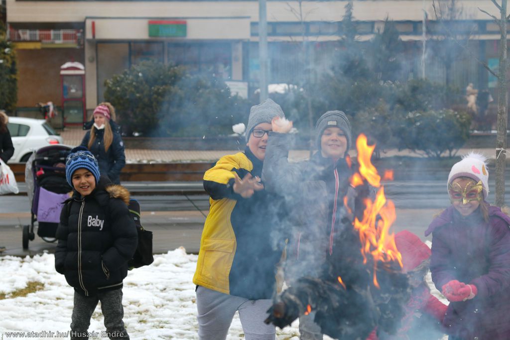 Elégették minden baj jelképét (85 / 39. kép)