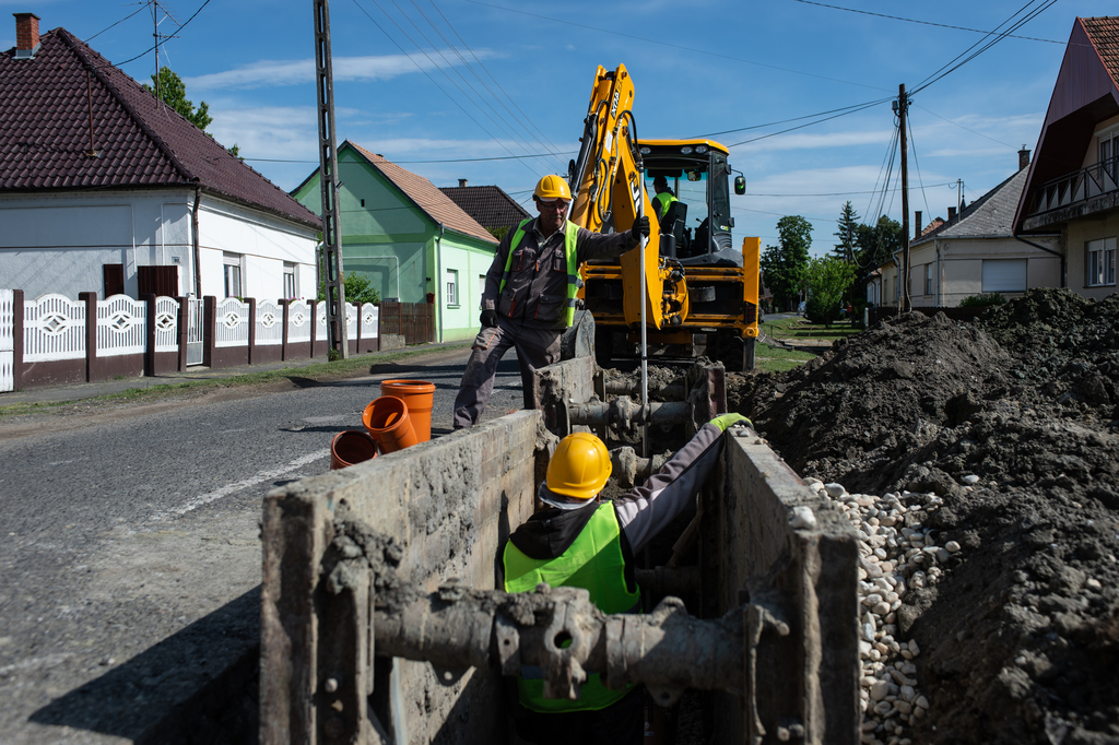 Az ady köz és a József Attila utca között zajlik a felújítás (14 / 5. kép)