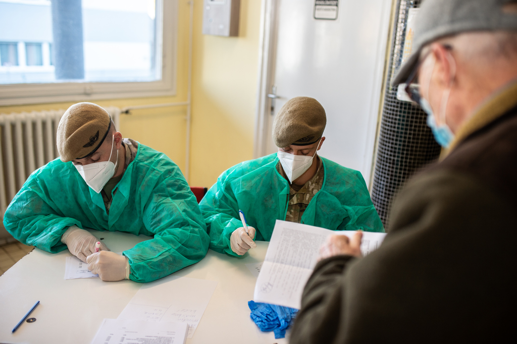 Katonák segítik a járvány elleni védekezést a Nagyatádi Kórházban. Fotók: Röhrig Dániel (5 / 4. kép)