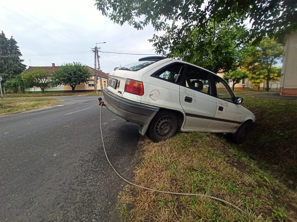 Lopott kocsival randalíroztak, majd az árokban kötöttek ki (7 / 5. kép)