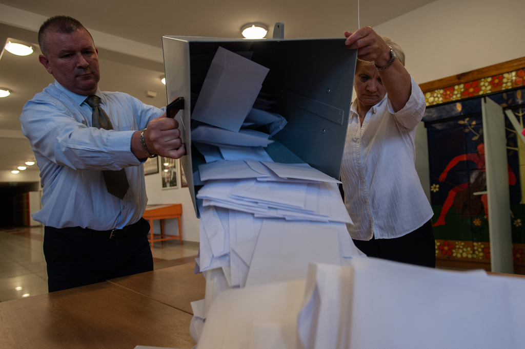 A helyi választási iroda már elkezdte a szavazatok számlálását (5 / 5. kép)