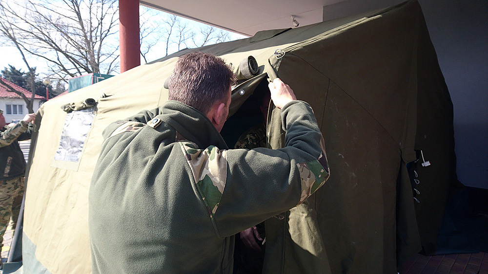 Katonák pótolták a megrongálódott sátrat a nagyatádi kórháznál (6 / 4. kép)