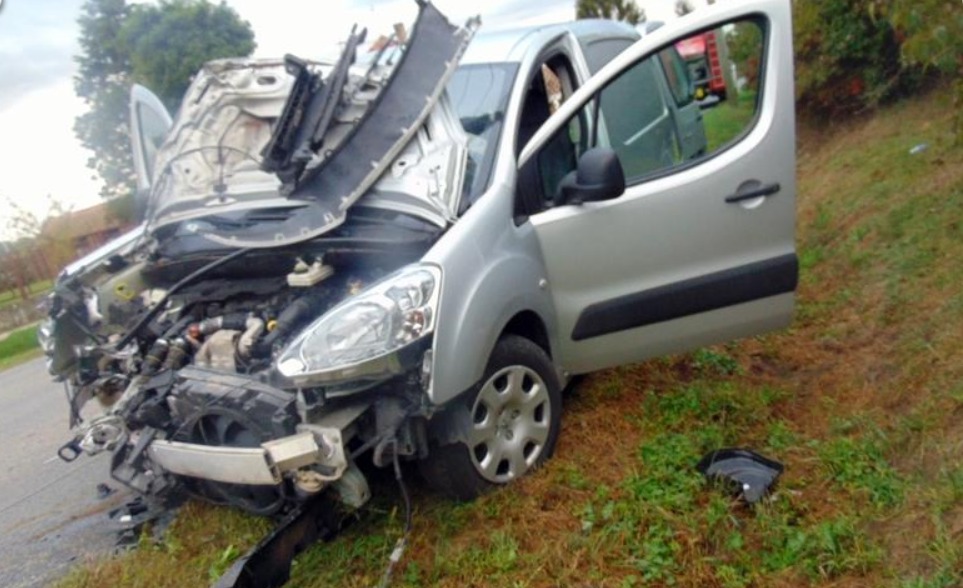 A katasztrófavédelem felvételei a mikei autóbalesetről (4 / 4. kép)