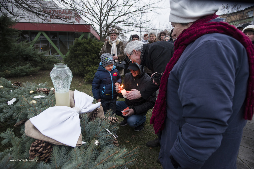 A kulturális központban állították fel idén is a város adventi koszorúját (6 / 4. kép)