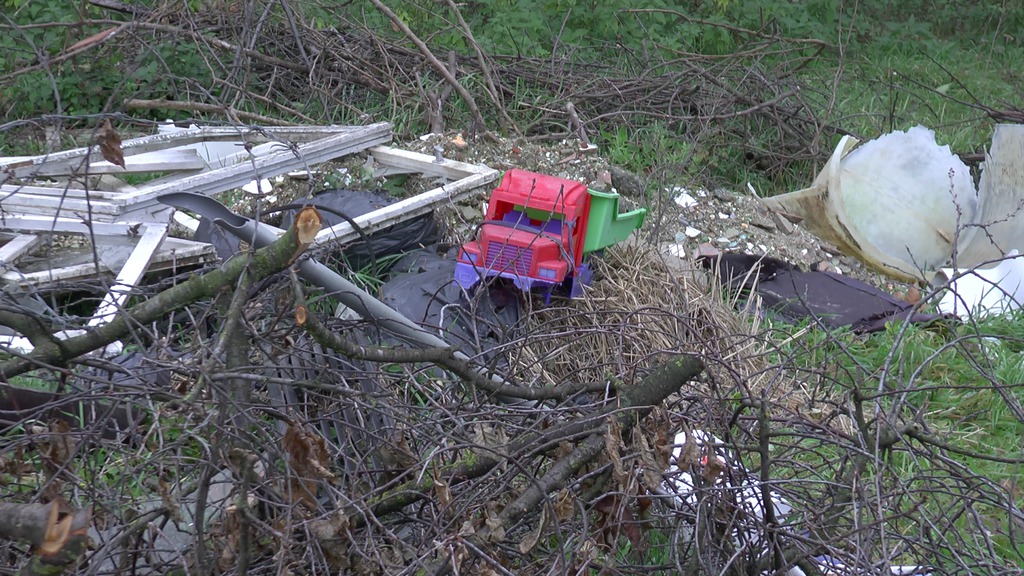 Az építési törmelék tetején egy játékkocsi maradványai pihennek