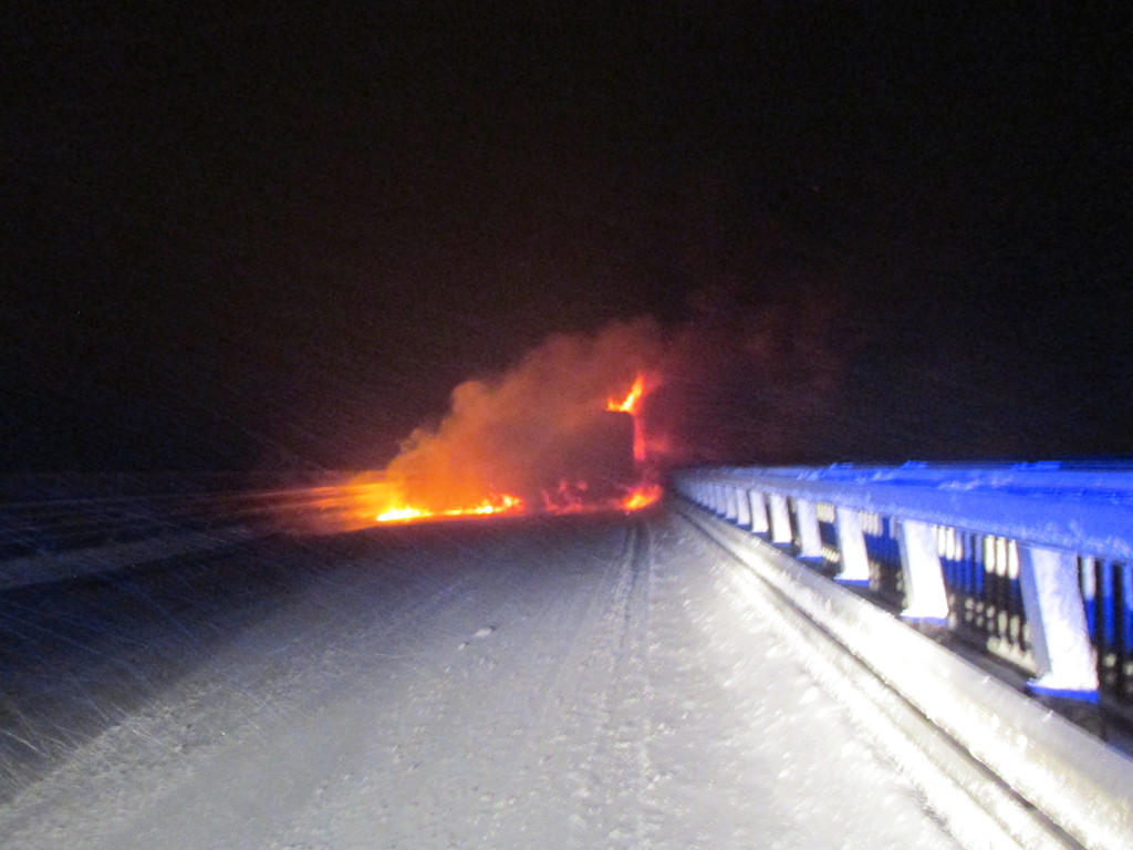 A lángoló kamion az egész Budapest felé tartó sávot beborították (5 / 4. kép)