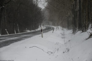 Percek alatt hó lepi el az utakat