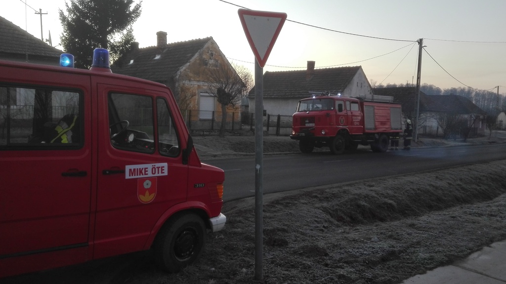 Két szerkocsi is kivounlt a helyszínre