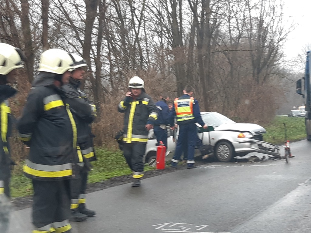 Kamion szemályautóval ütközött össze Mikénél (15 / 1. kép)