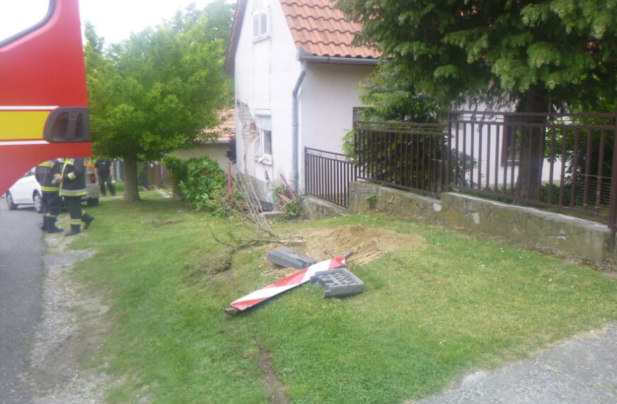 Lakóháznak csapódott egy teherautó