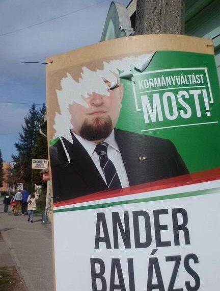 Jól látszik, szemben a rendőrség épülete Kadarkúton