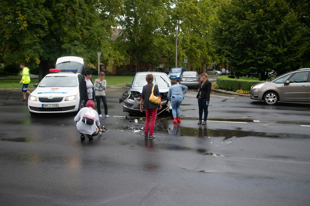 Söprik a törmeléket az utcán