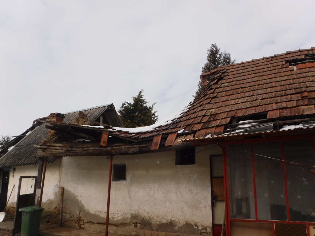 Ennek a magyaratádi háznak beomlott a teteje (4 / 4. kép)