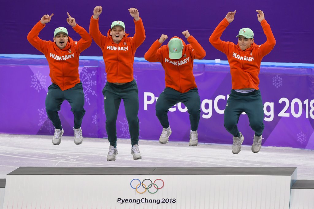 Az eredményhirdetés után. Fent: Knoch Viktor, Burján Csaba, Liu Shaolin Sándor és Liu Shaoang. Fent középen Kósa Lajos, a Magyar Országos Korcsolyázó Szövetség elnöke és Bánhidi Ákos sportágvezető. Elöl a női váltó tagjai: Jászapáti Petra, Bácskai Sára Luca, Keszler Andrea és Kónya Zsófia, valamint Csang Csing vezetőedző. Fotó: Czeglédi Zsolt, MTI (5 / 4. kép)