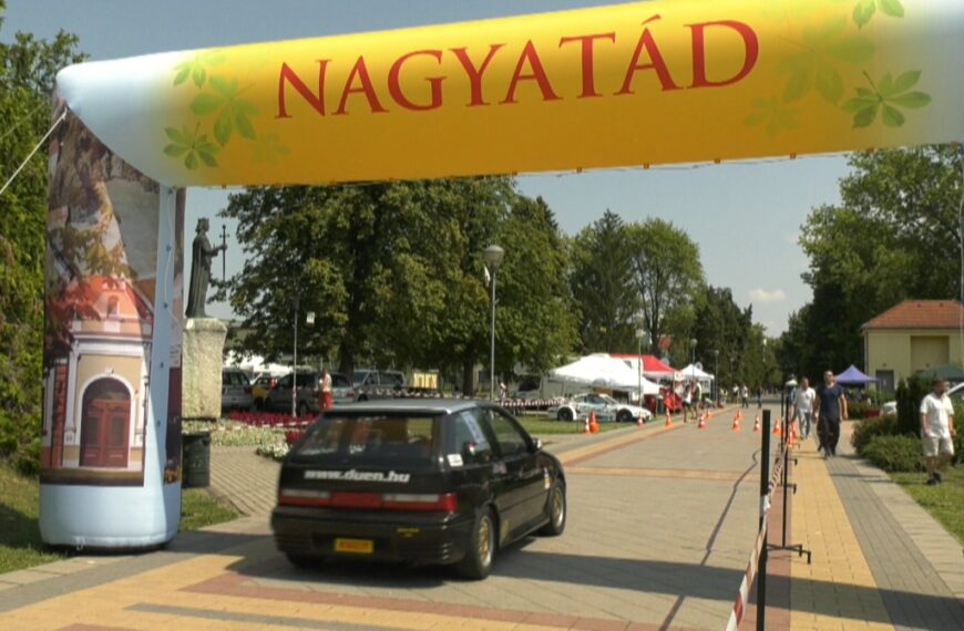 A startvonalnál várakoznak a versenyzők