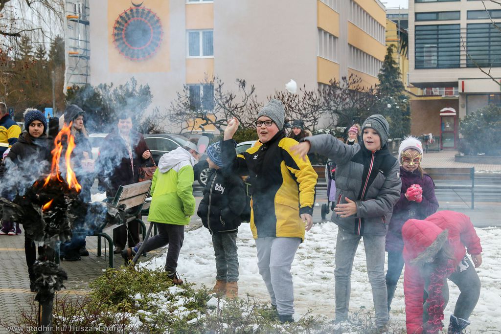 Elégették minden baj jelképét (85 / 41. kép)