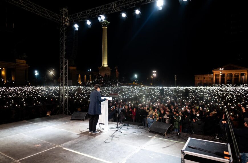 „Odakint most szörnyek járnak” – 50 ezren álltak ki tegnap Budapesten a gyerekekért és az egészséges társadalomért