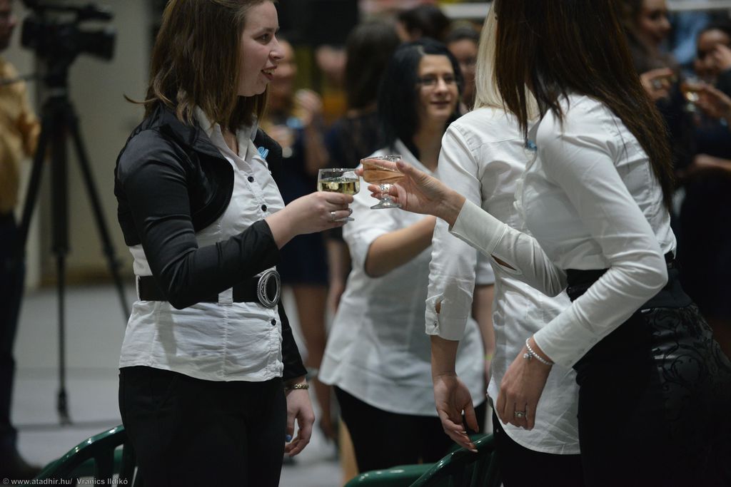 A pohárköszöntő után a végzősök pezsgővel koccintottak (50 / 44. kép)