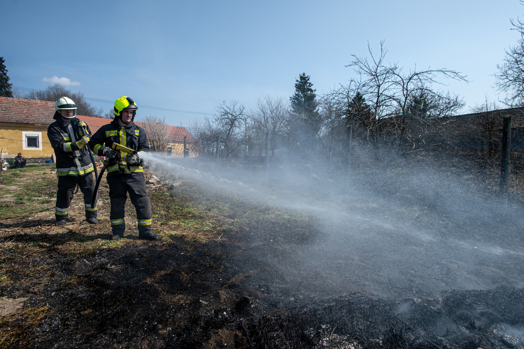 300 négyzetméter égett Rinyabesenyőn. Fotók: Röhrig Dániel (10 / 6. kép)