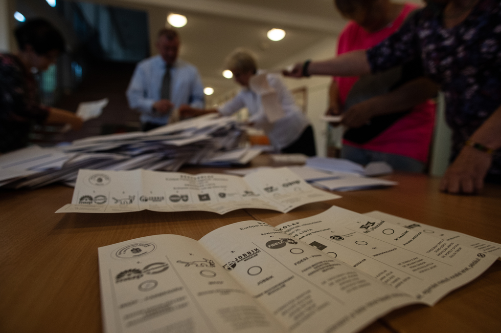 A helyi választási iroda már elkezdte a szavazatok számlálását (5 / 1. kép)
