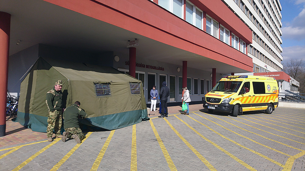Katonák pótolták a megrongálódott sátrat a nagyatádi kórháznál (6 / 5. kép)