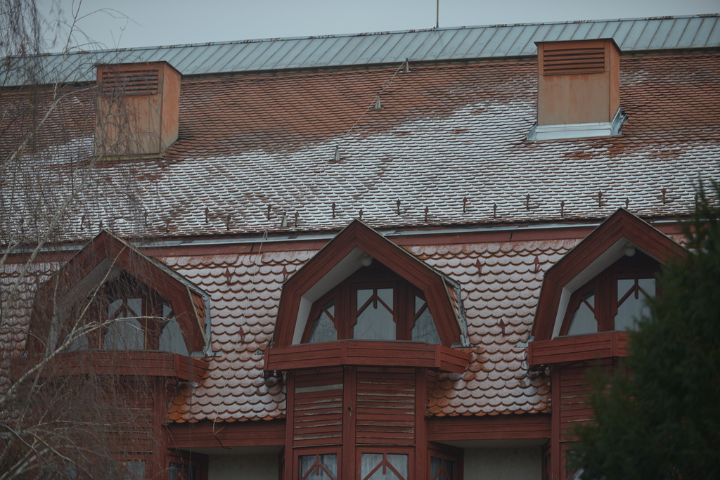 A házak tetejét még délutánig megülte a reggeli hóesés (5 / 1. kép)