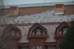 A házak tetejét még délutánig megülte a reggeli hóesés