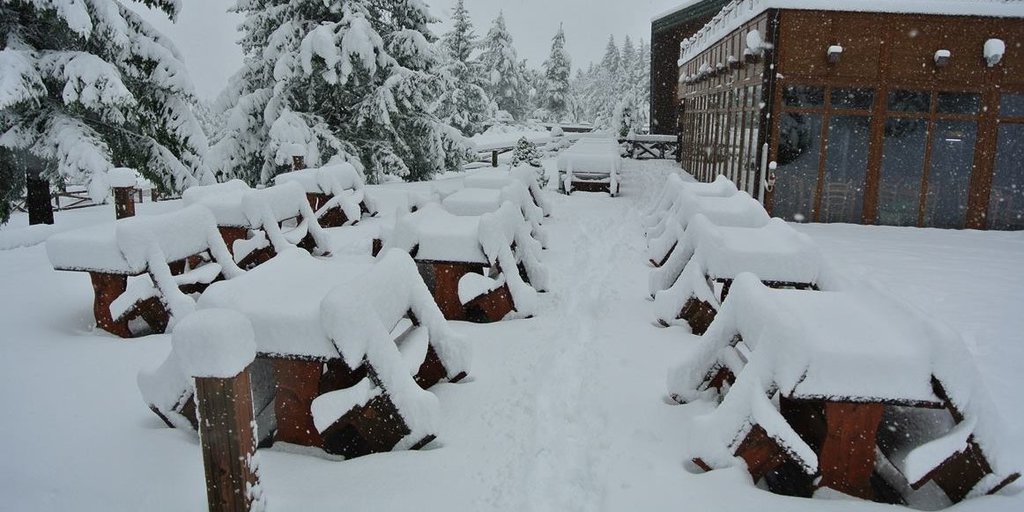 Rakitnai pályán a hütte asztalait abrosz helyett a hó teríti be - a vendégek érkezéséig (5 / 5. kép)