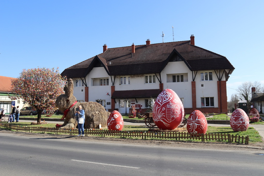 Műfűvel bórított, óriási húsvéti tojással díszített Trabant a Somogy vármegyei Kéthelyen. MTI/Varga György (5 / 5. kép)