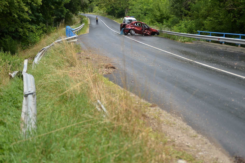 Letarolta a szalagkorlátot a kanyarban (6 / 1. kép)