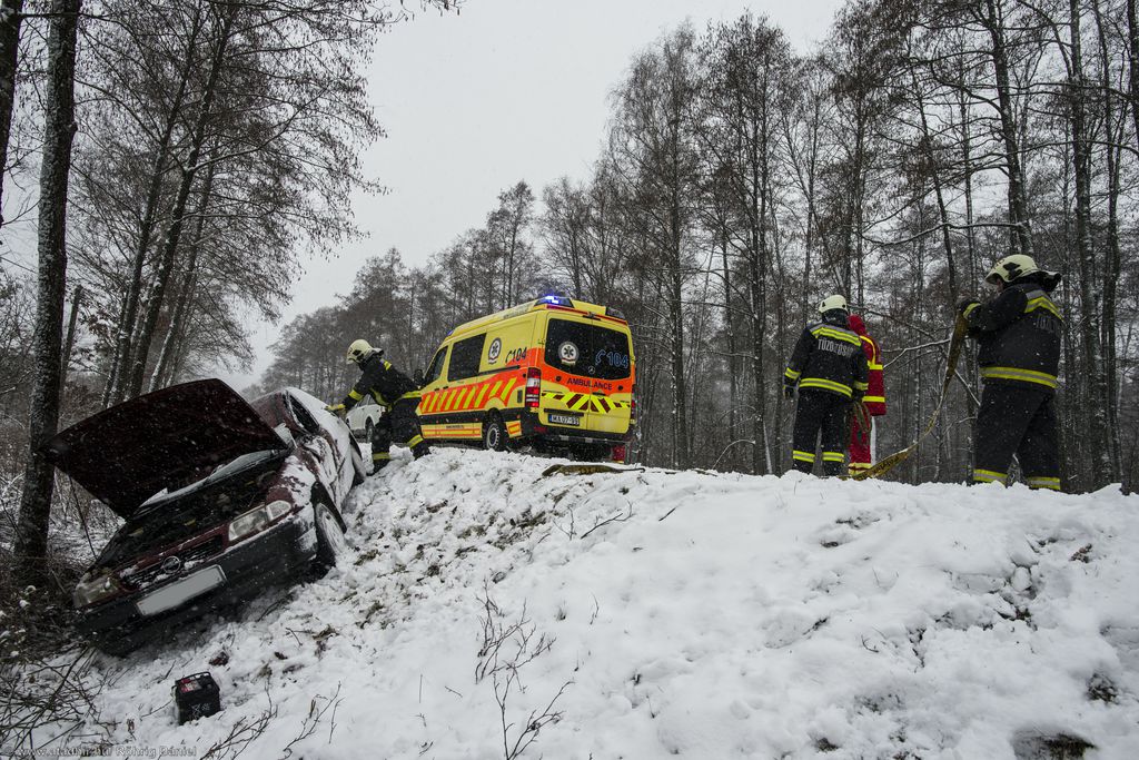 A helyszínre mentősök és tűzoltók is érkeztek (8 / 1. kép)