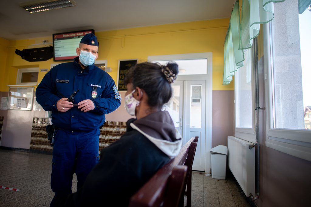 A rendőrség ellenőrzi a maszkviselést Nagyatádon (9 / 5. kép)