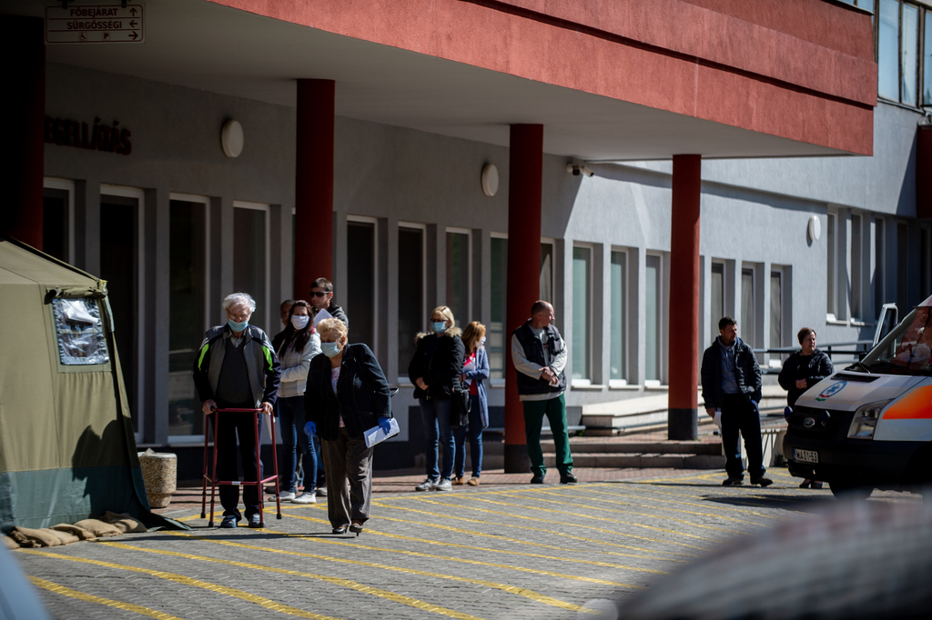 Sorban várakozó betegek a Nagyatádi kórház előtt