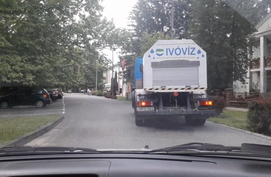 Két ponton is beszakadt az út a Rinya fölött az elkerülő úton.