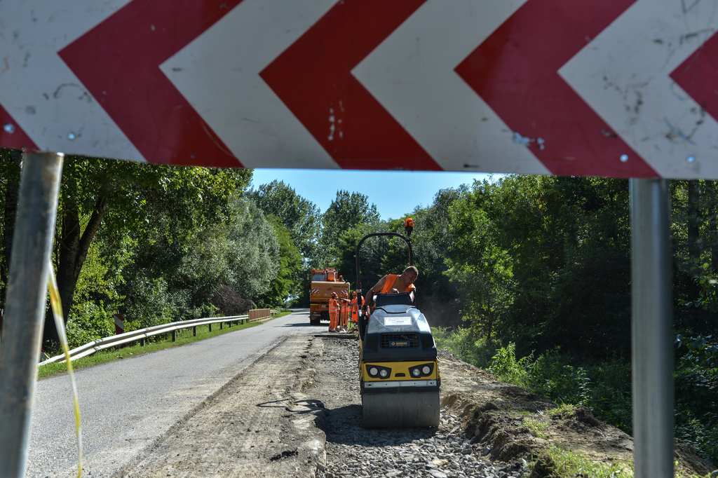 A leszakadt Rinya-híd Segesdnél, az elkerülő földút és a munkálatok Beleg környékén (26 / 6. kép)
