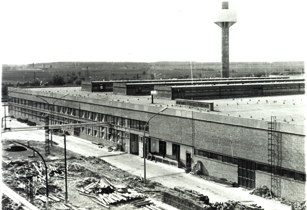 A gyár a rekonstrukció után: az új üzemcsarnok, korszerű gyártósor és raktározás, az új irodaépület