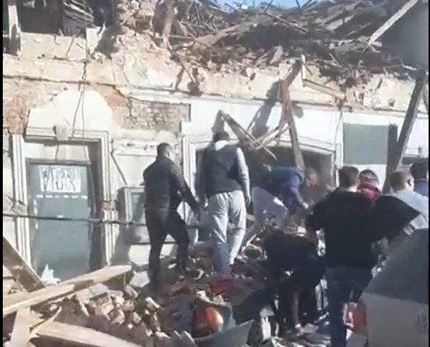 A város épületeinek fele összedőlt, hatalmas károk keletkeztek