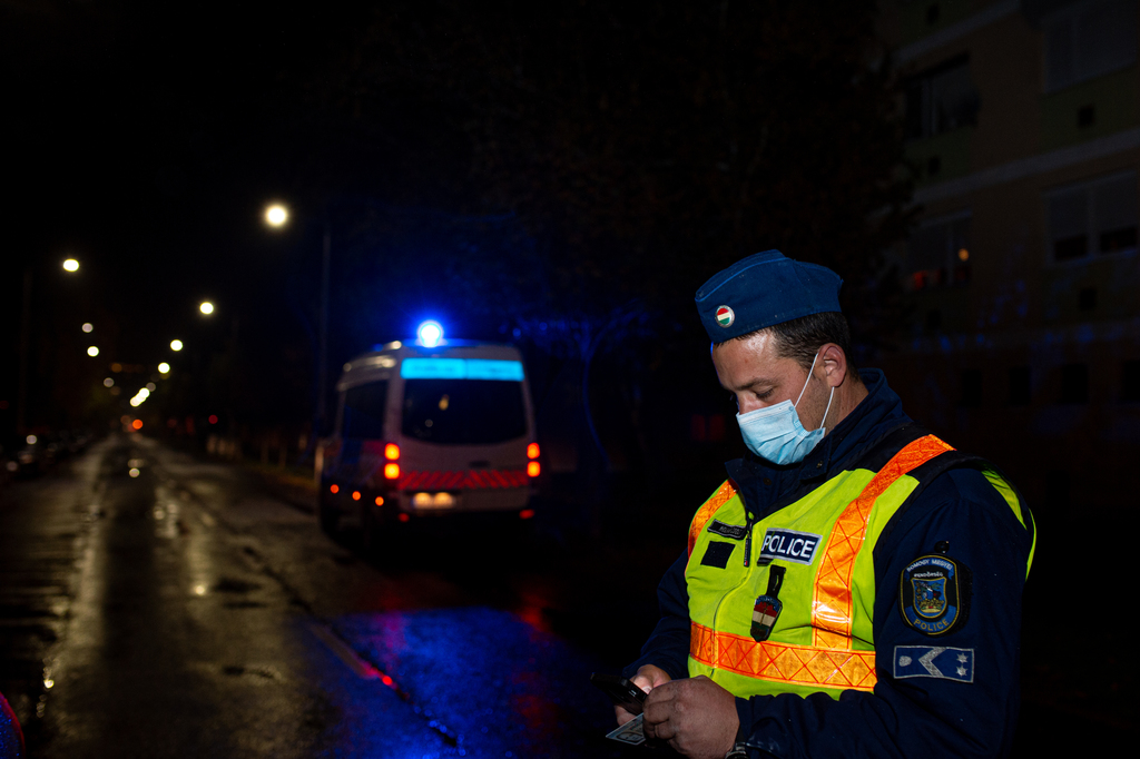 Rendőrségi ellenőrzés a kijárási tilalom első estéjén Nagyatádon. Fotók: Röhrig Dániel (10 / 6. kép)