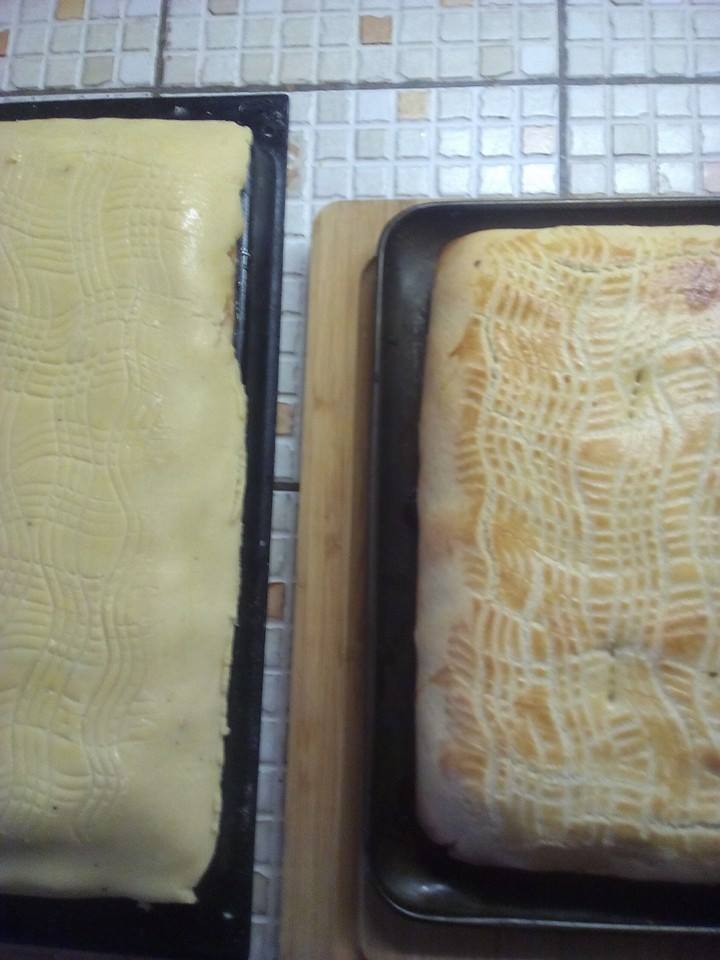 A lefedett díszített pite, sütés előtt és után