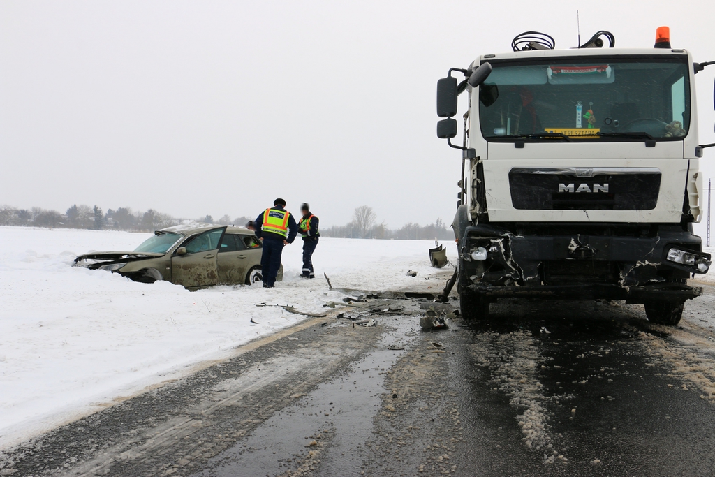 Egy teherautó és egy személyautó ütközött a 67-es főút Kaposvár és Somogyaszaló közötti szakaszán (7 / 1. kép)