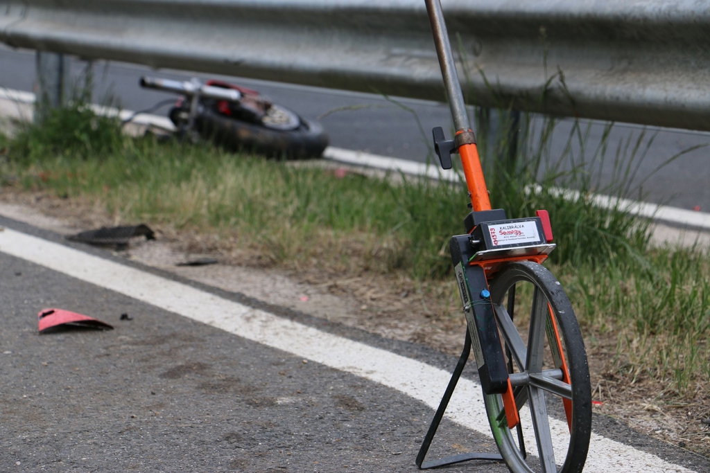 A szalagkorlátnak csapódott a motoros (5 / 1. kép)