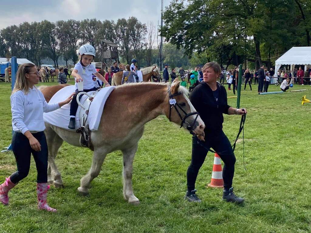 Nagyszerű eredményt értek el a nagyatádi gyerekek a lovasterápiás versenyen (11 / 6. kép)