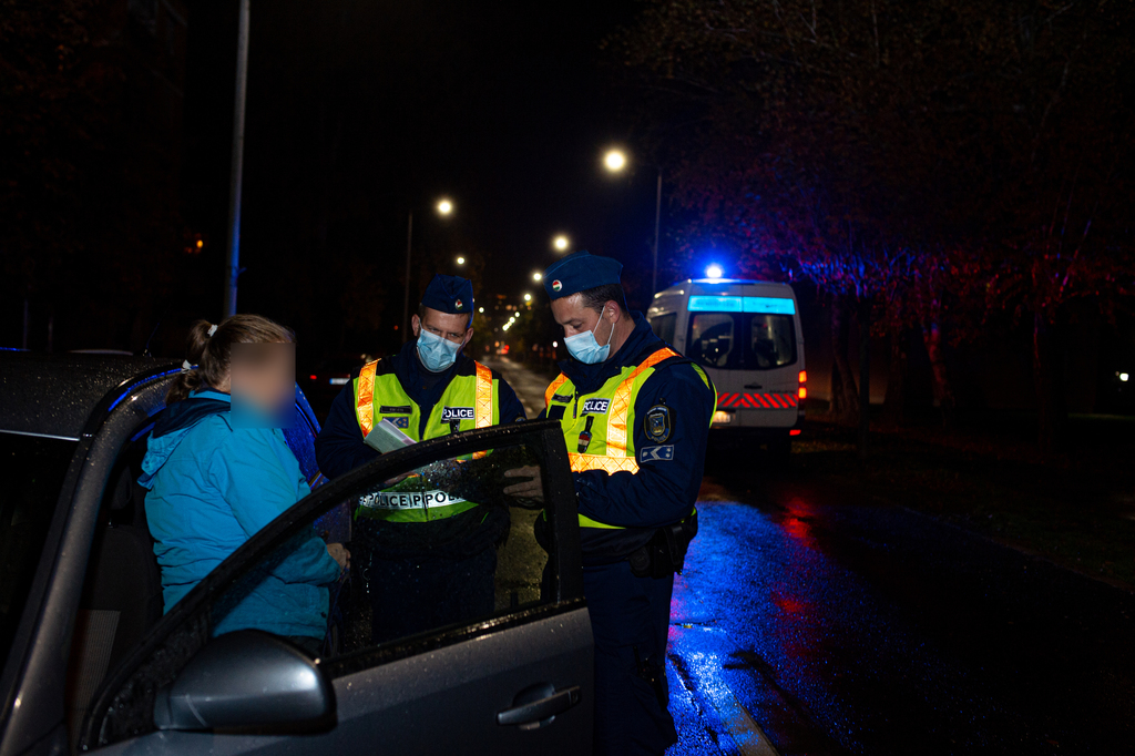 Rendőrségi ellenőrzés a kijárási tilalom első estéjén Nagyatádon. Fotók: Röhrig Dániel (10 / 7. kép)