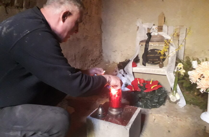 - Hiányzik a papa - mondta Lajos.