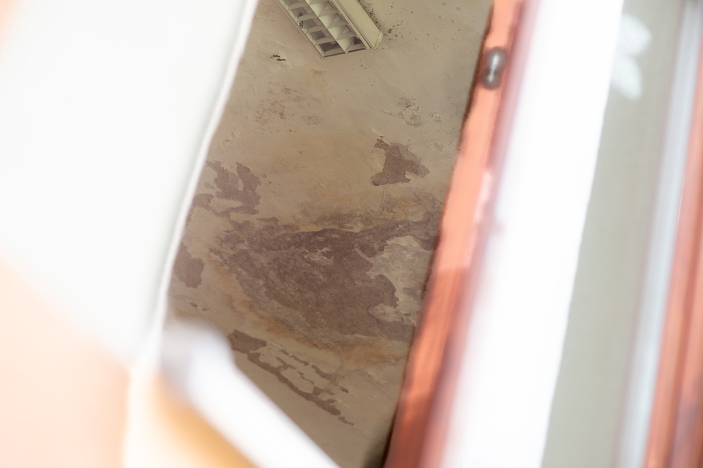 A nyitott ablakokon át igyekeznek szellőztetni a leázott termeket.