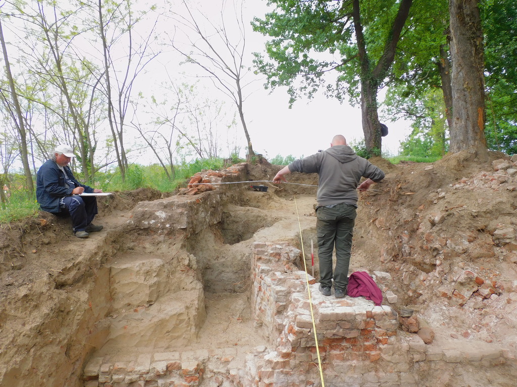 Kard, puskák, aranypénzek is előkerültek egy ásatáson Berzence váránál (6 / 5. kép)