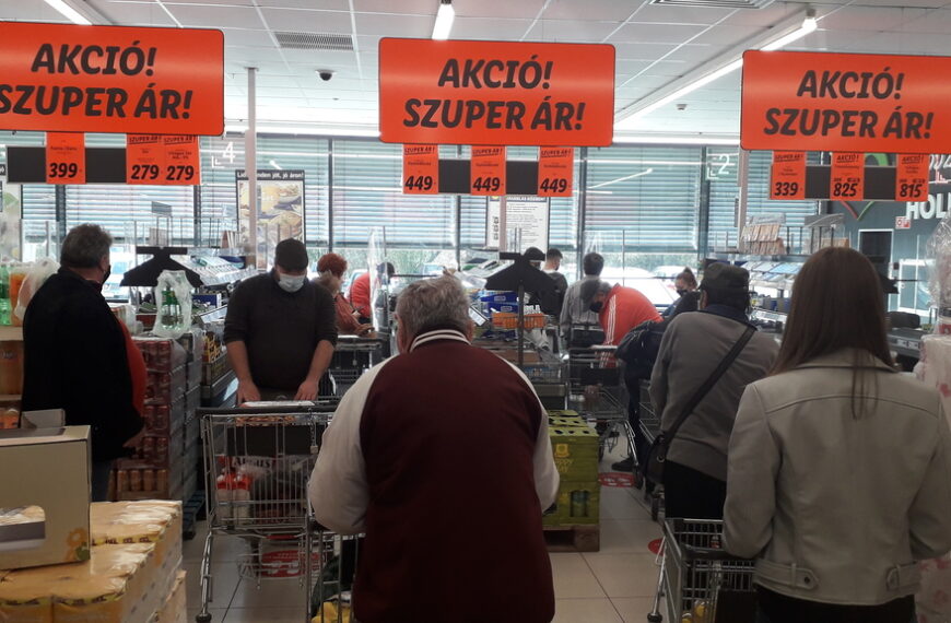 Olvasónk fényképe a sorban állásról.