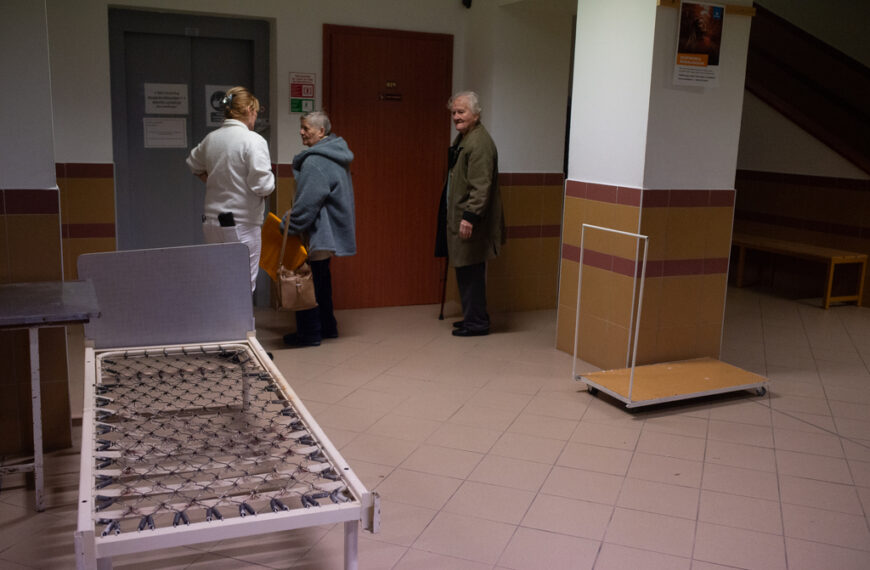 Beköltöztek az Idősek otthonának lakói az átmeneti helyükre. Fotó: Röhrig Dániel