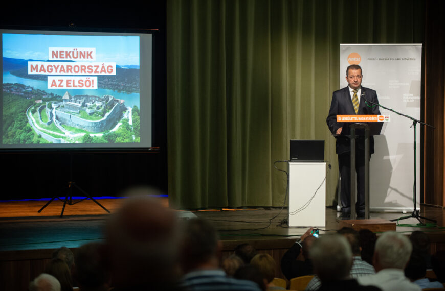 A fotók a Fidesz-KDNP nagyatádi választási fórumán készültek; Röhrig Dániel fotói